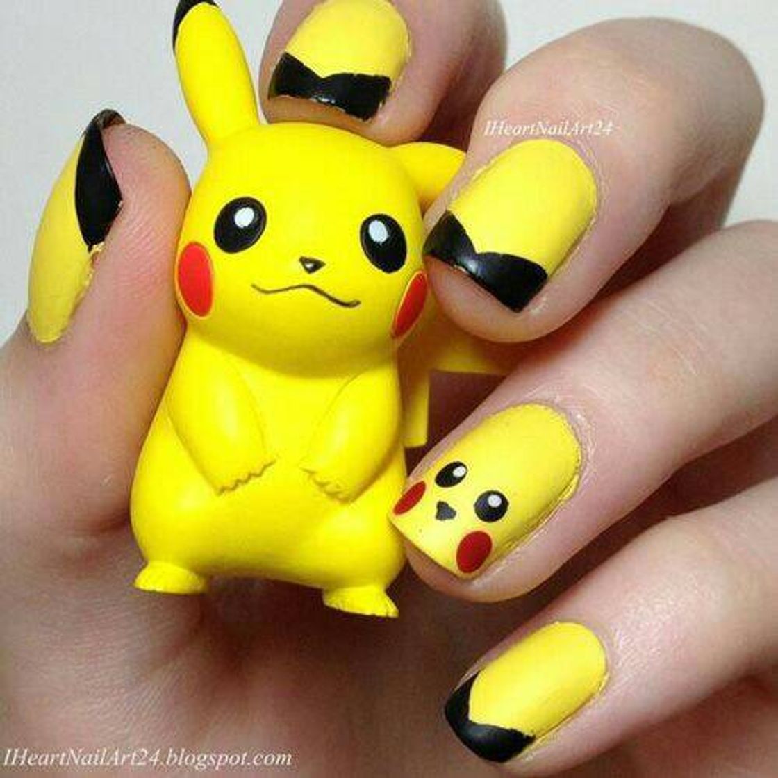 Social Nails pikachu