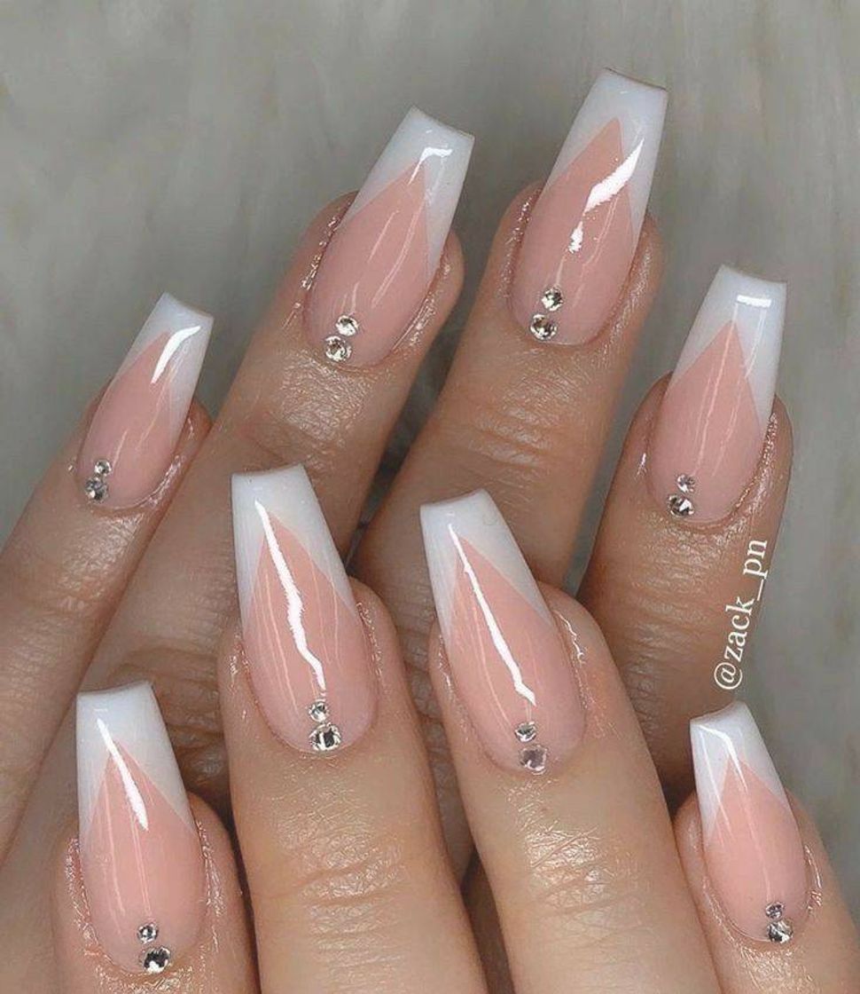 Moda Unhas bem bonitas com poucos detalhes 