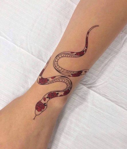 Tattoo Cobra vermelha 