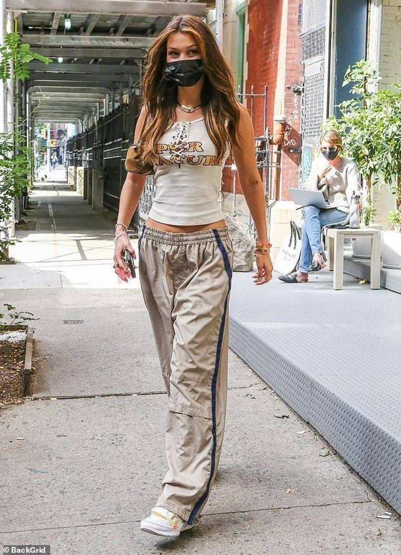 Moda Bella Hadid 00s oufit