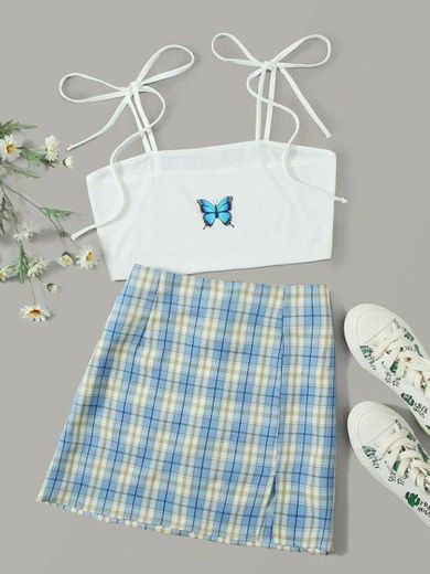 Cropped branco com uma borboleta e uma saia xadrez ⚪🔵