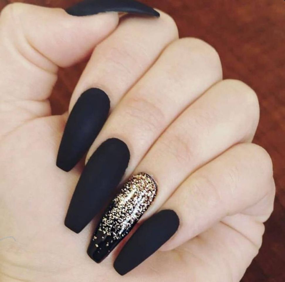 Moda Esmaltação preto fosco com um toque de brilho 