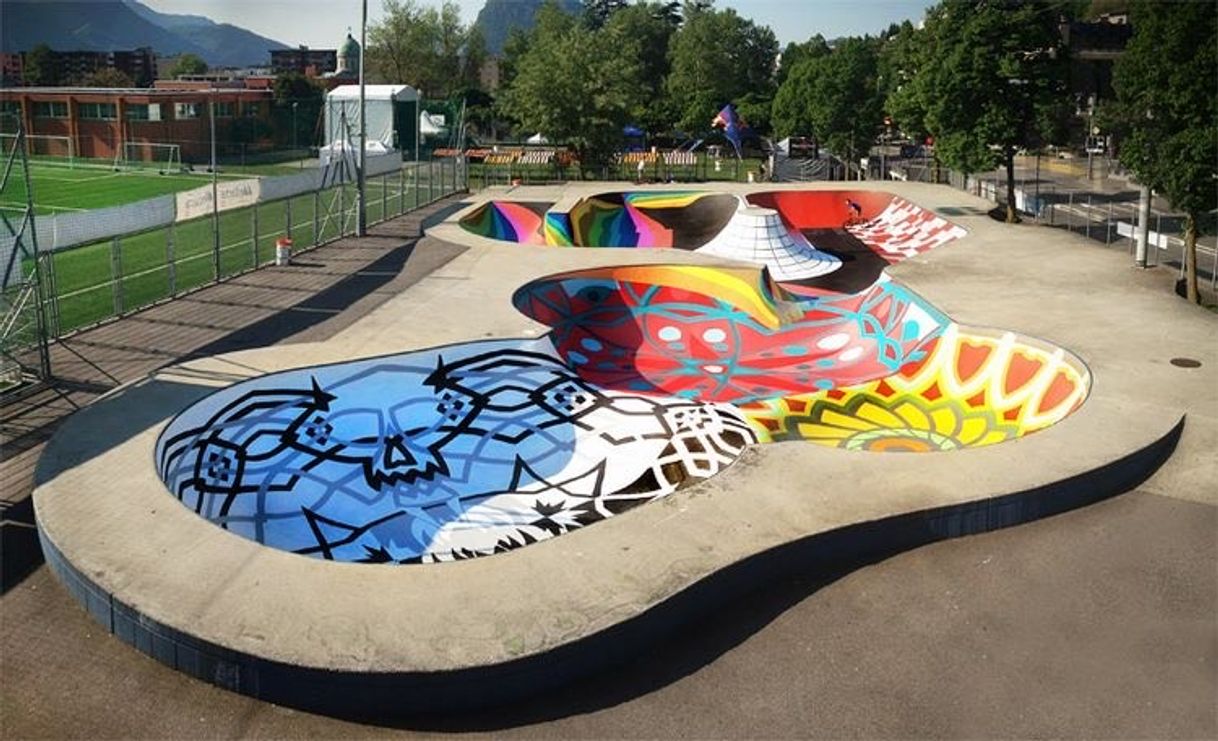 Fashion grafite em pista de skate