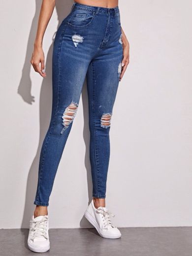 Calça jeans colada com rasgo