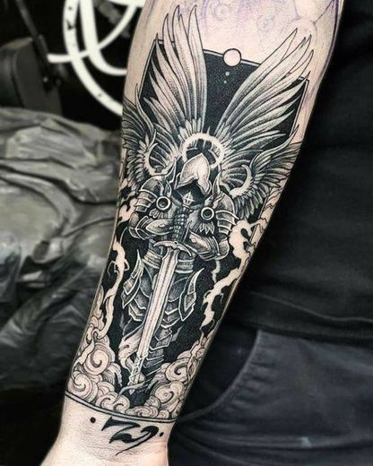 Tatuagem anjo guerreiro no braço 