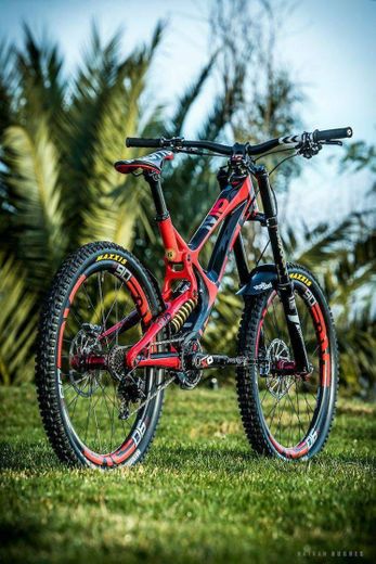 Bicicleta vermelha super estilosa e resistente.