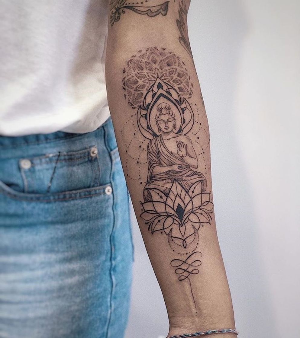 Moda tatuagem no braço 