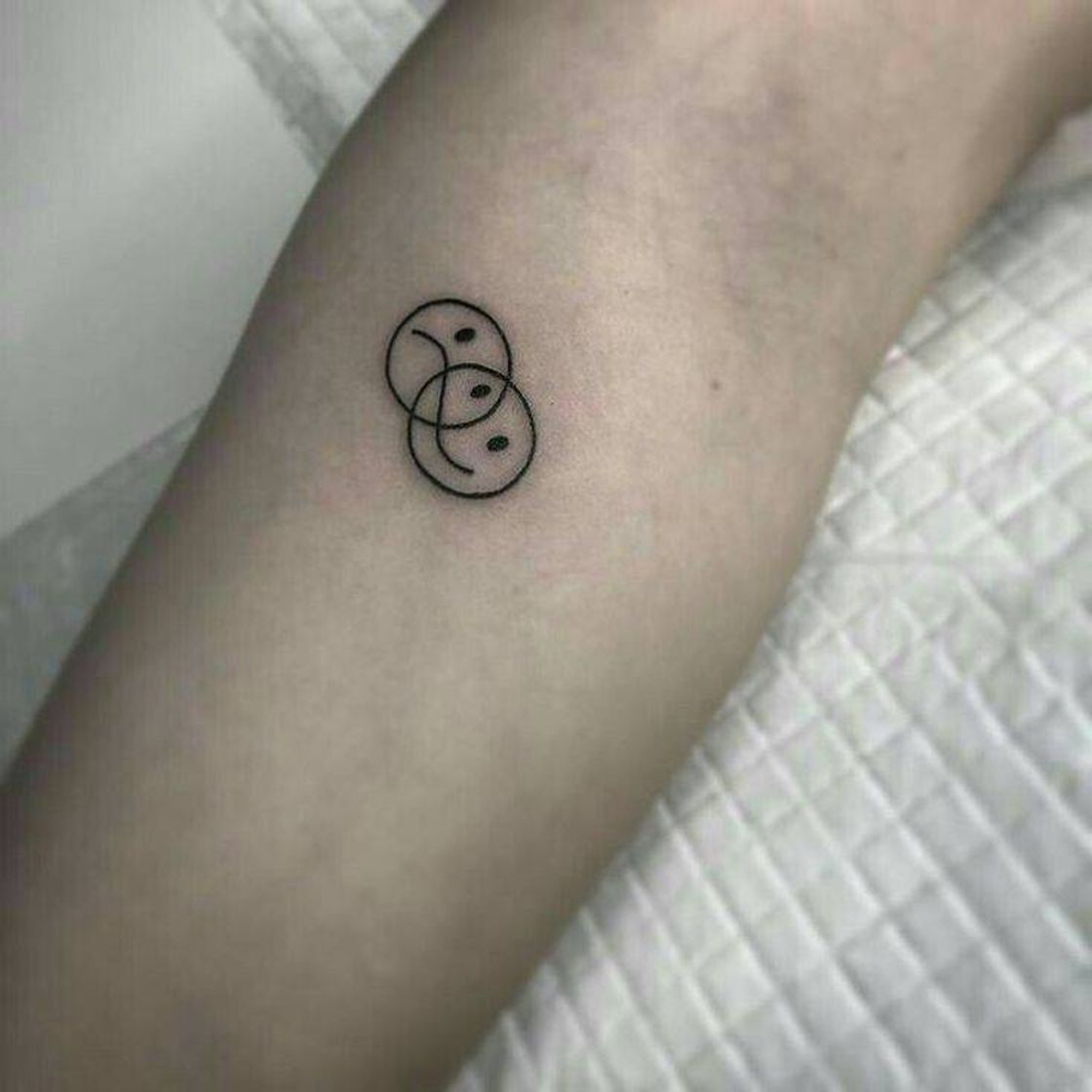 Moda tattoo minimalist