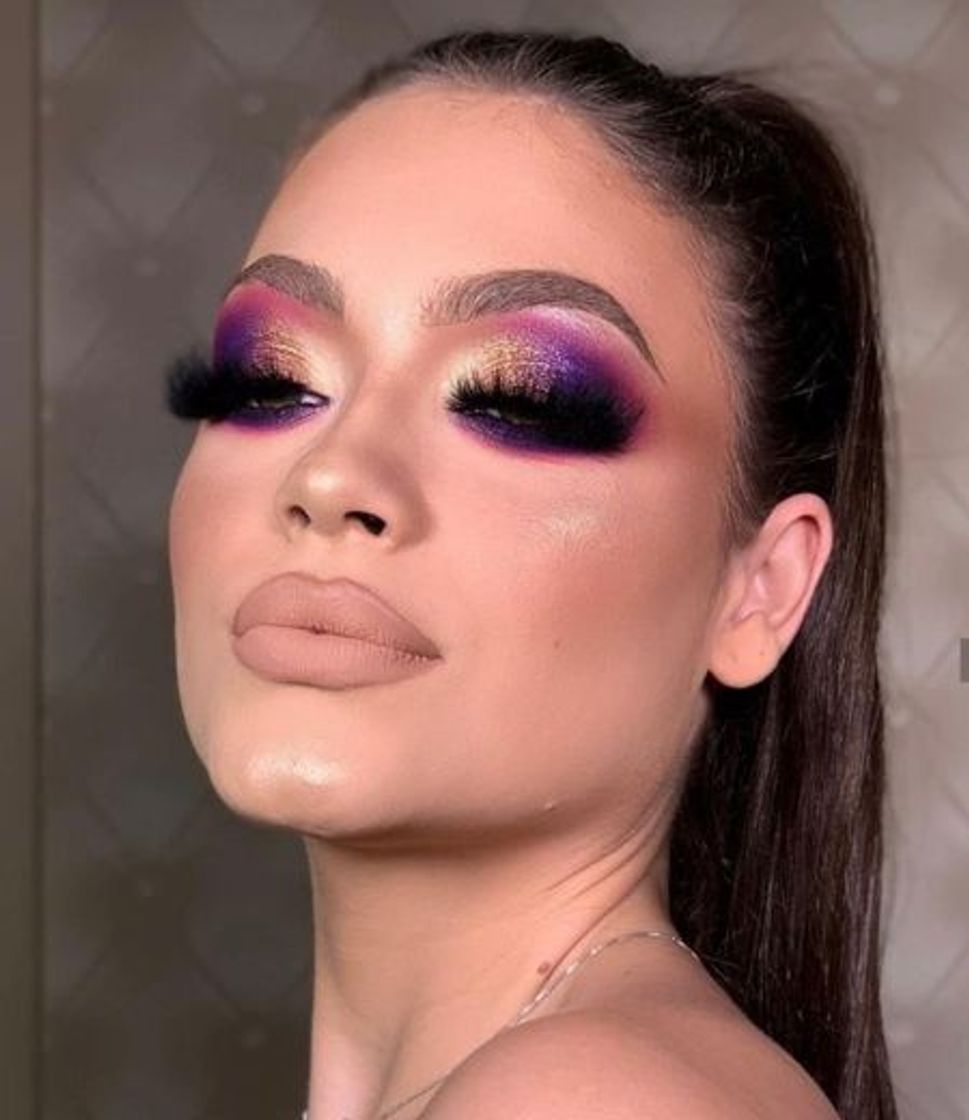 Moda Make com fundo roxo 