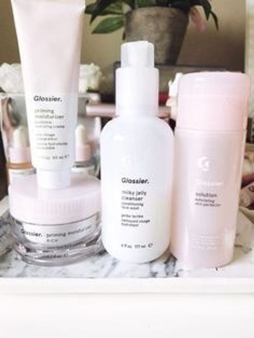 Moda Glossier skin care and makeup 