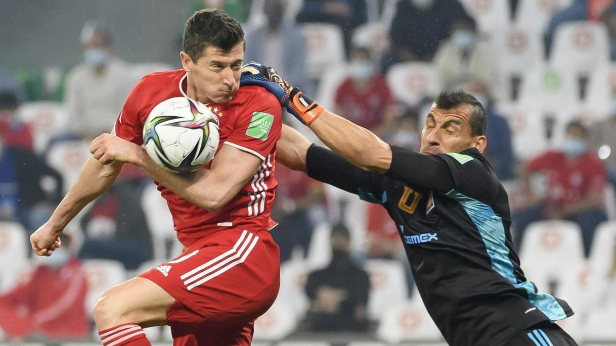 Fashion Nahuel Guzmán le reclama a Lewandowski al final el partido p