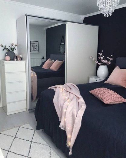 Idea de um quarto com tons de azul, rosa e branco 