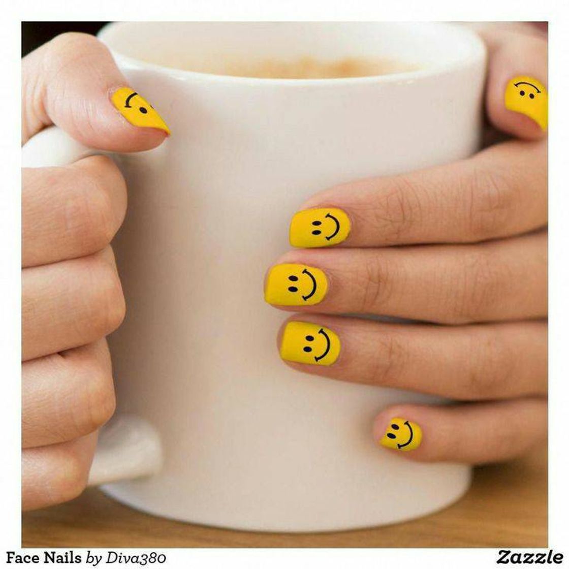 Moda 🙂Unhas com rostinhos sorrindo🙂