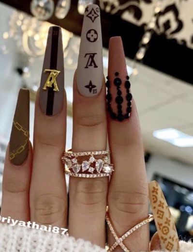 Uñas Louis Vuitton