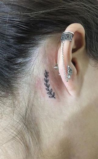 Tatuagem atrás da orelha 