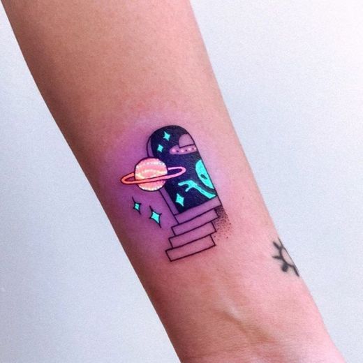 Quero essa Tattoo neon na minha mesa agora