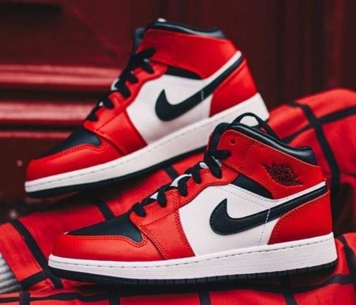 TÊNIS NIKE AIR JORDAN 1 MID 'CHICAGO BLACK TOE'