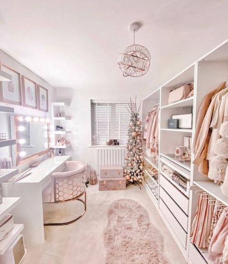 Closet em tons rosados