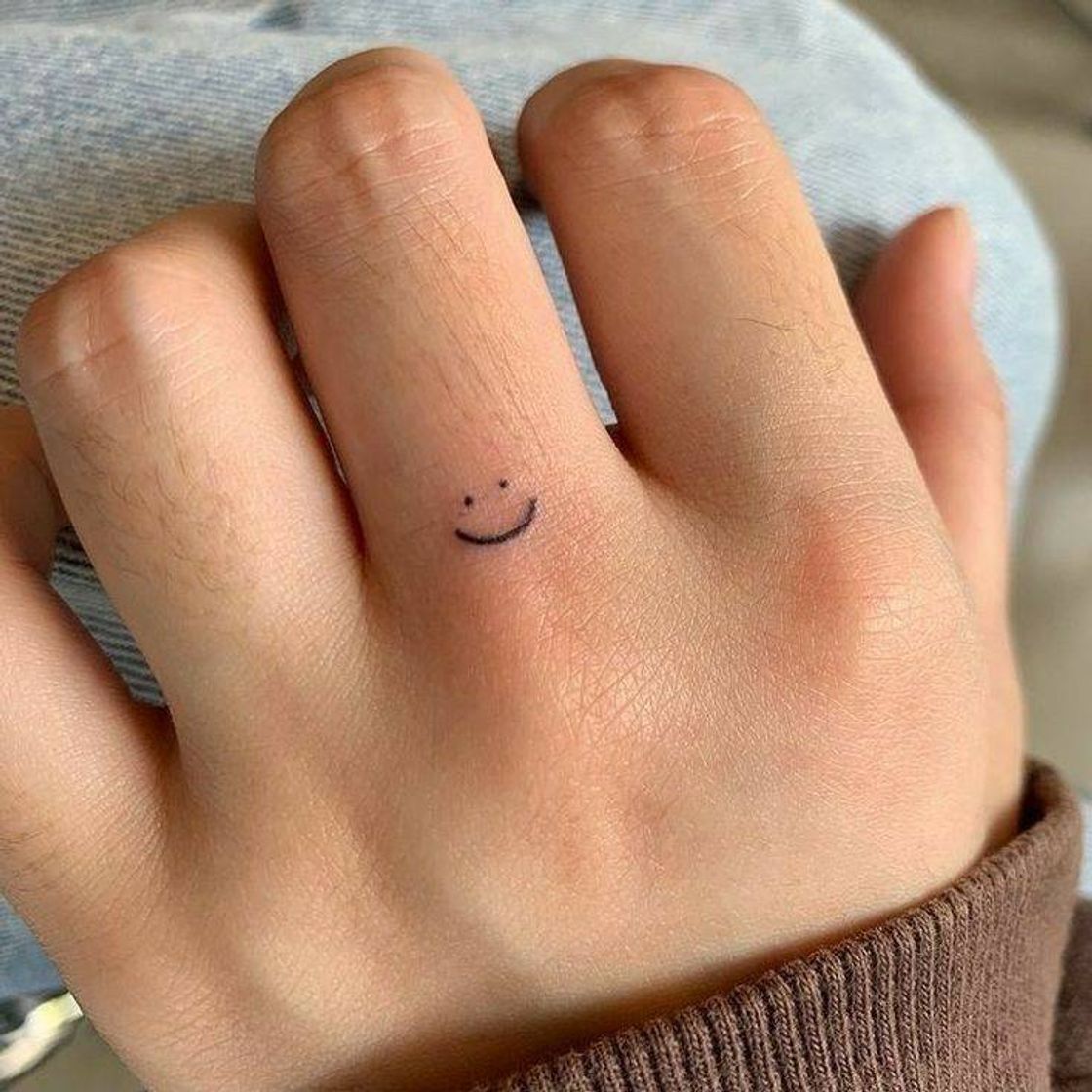 Moda Tatuagem "Smile" na mão delicada 