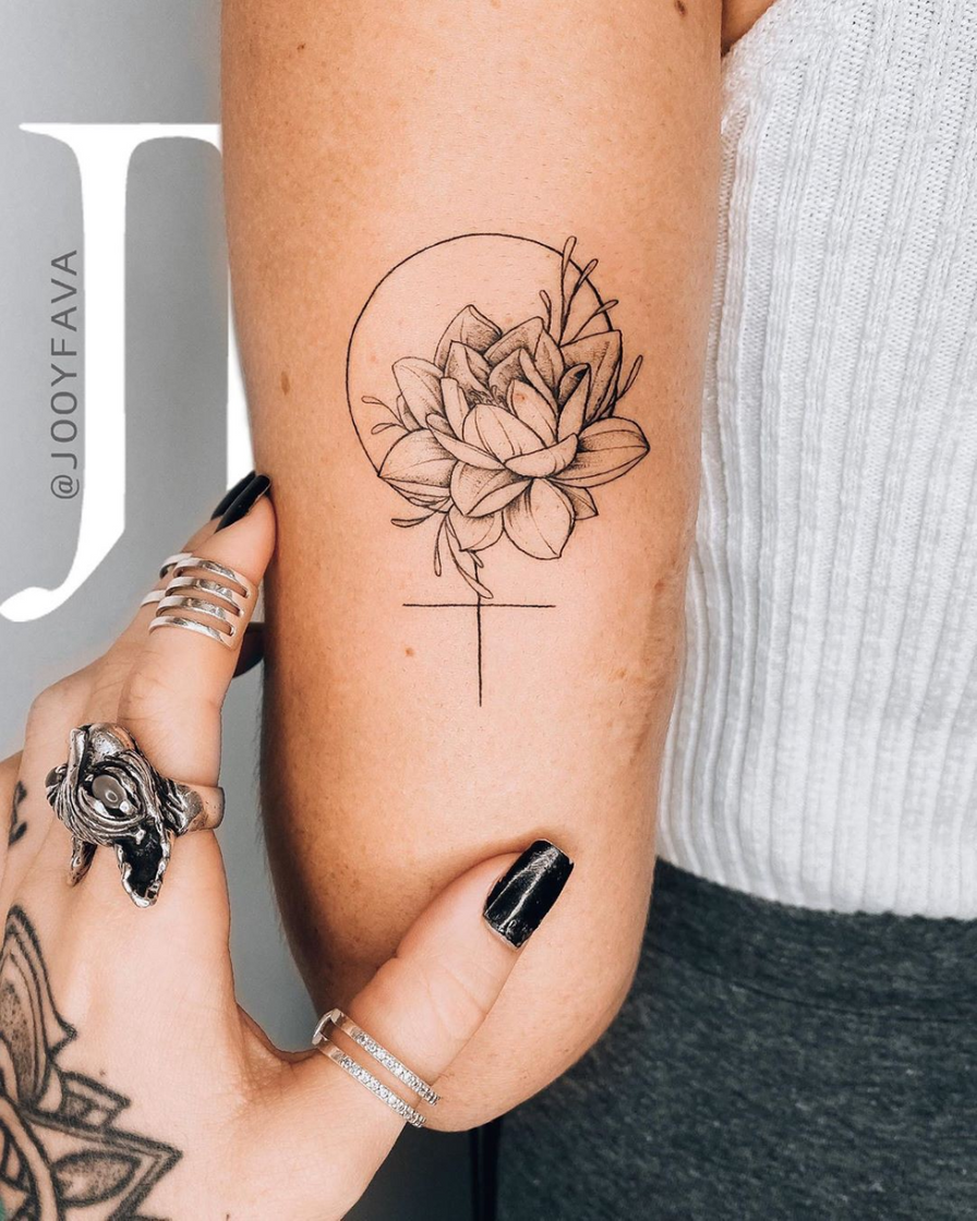 Moda Tatuagem feminina símbolo feminino e flores