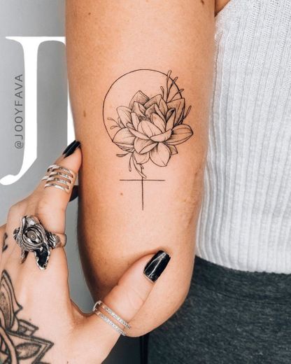 Tatuagem feminina símbolo feminino e flores