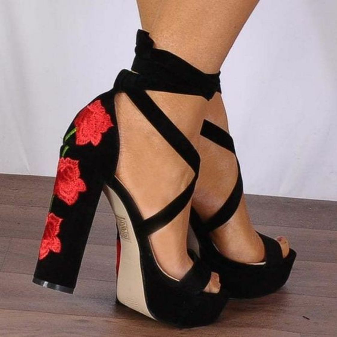 Fashion Salto preto com rosas 