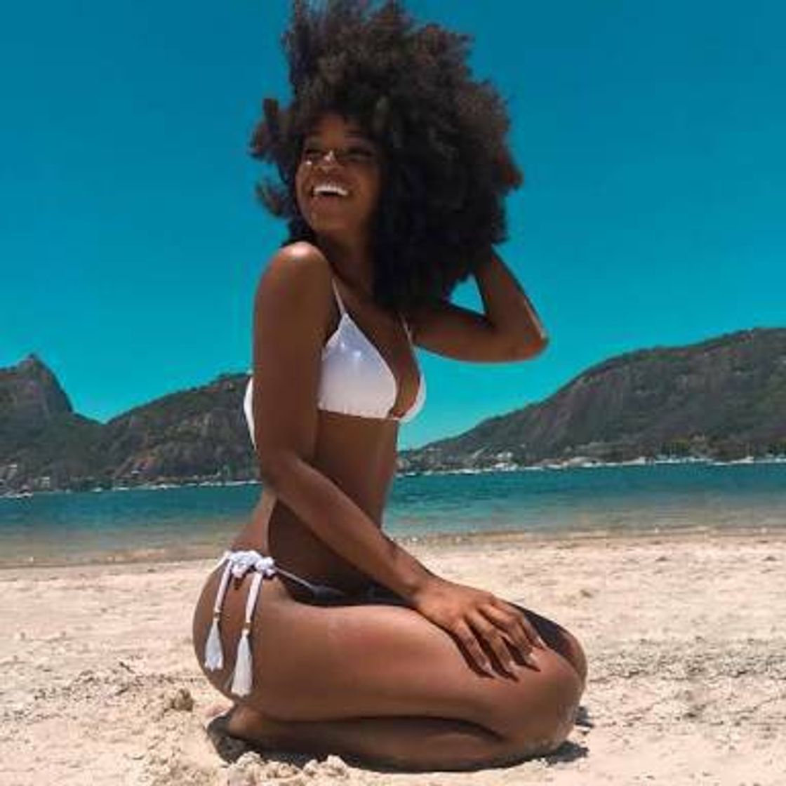 Moda Poses para fotos femininas na praia.