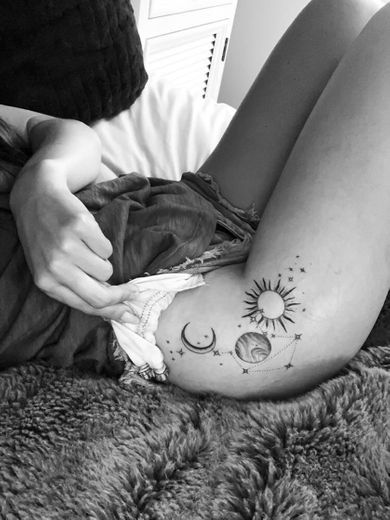 Tatuagem sol, lua e planeta 