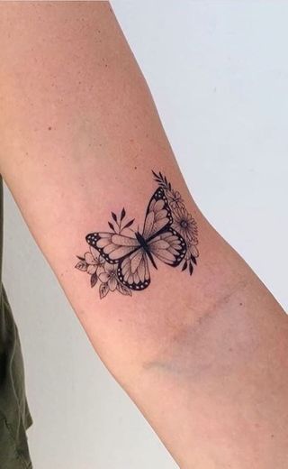 Tatuagem de borboleta com flor