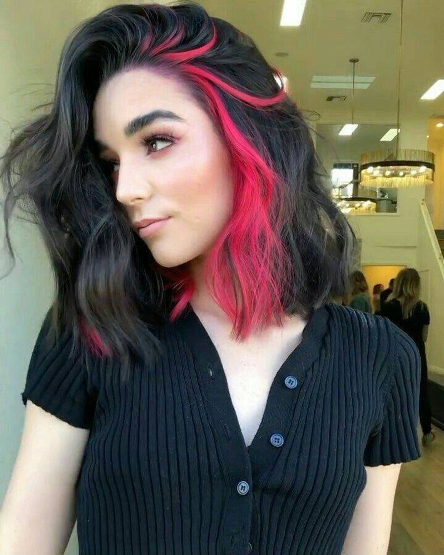 Moda cabelo com mecha rosa 