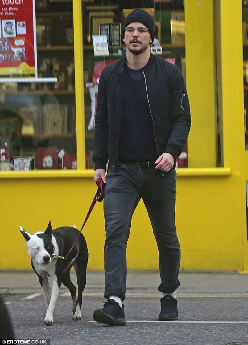 Fashion Josh hartnett dog take a