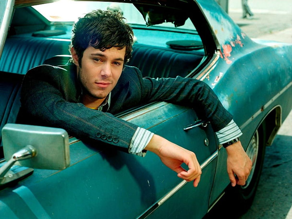 Moda Adam brody , dark-haired, smiling