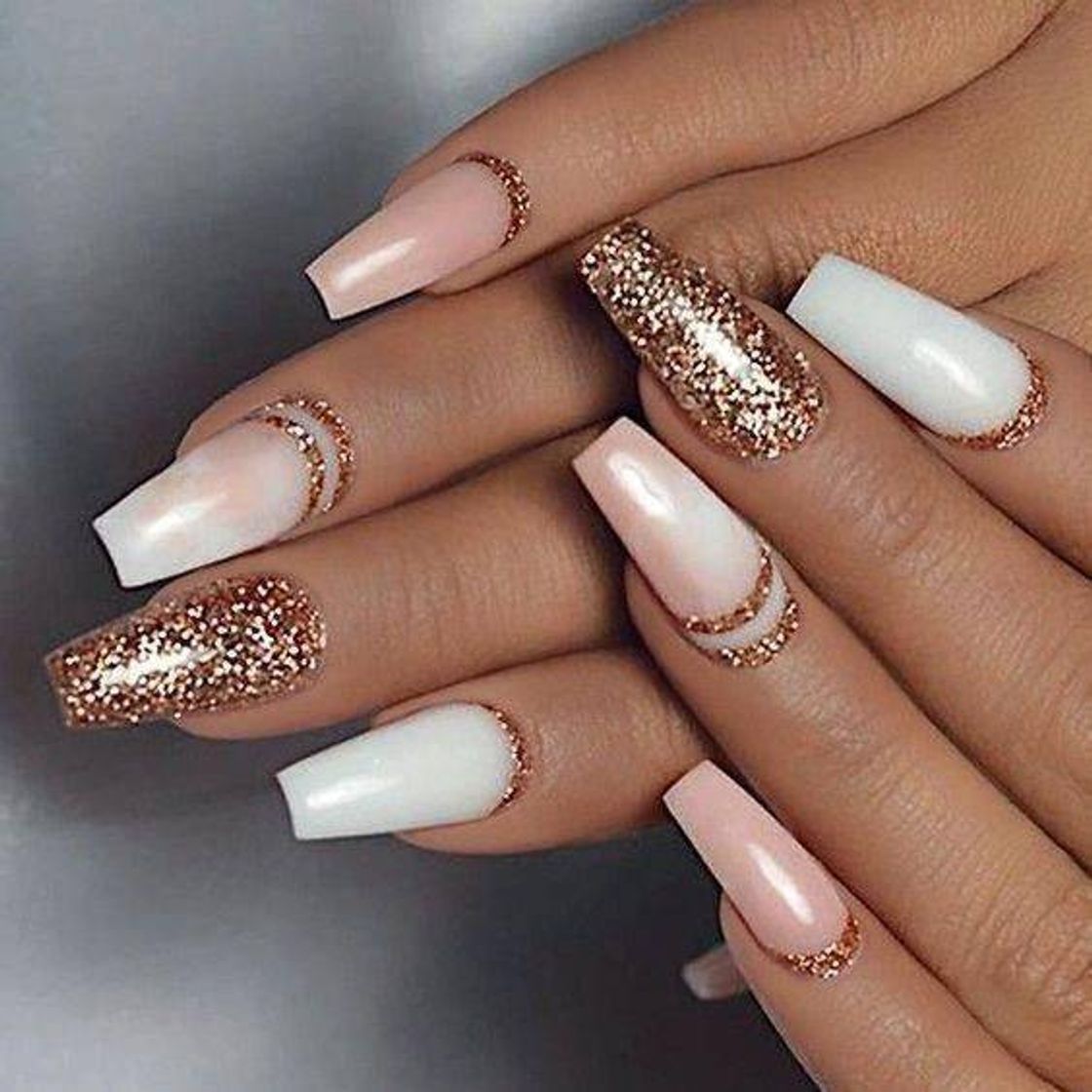 Fashion Unhas com detalhes em dourado