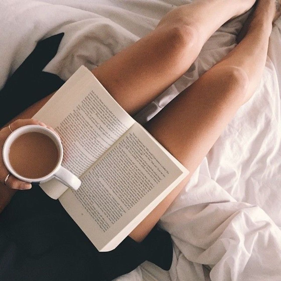 Fashion Um bom livro e um café ☕️📚 