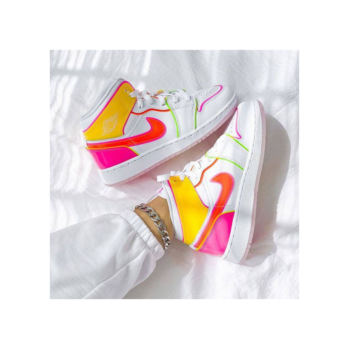 Social NIKE AIR JORDAN 1