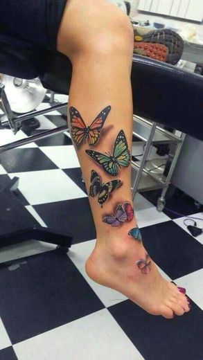 Tatoo feminina borboleta na perna