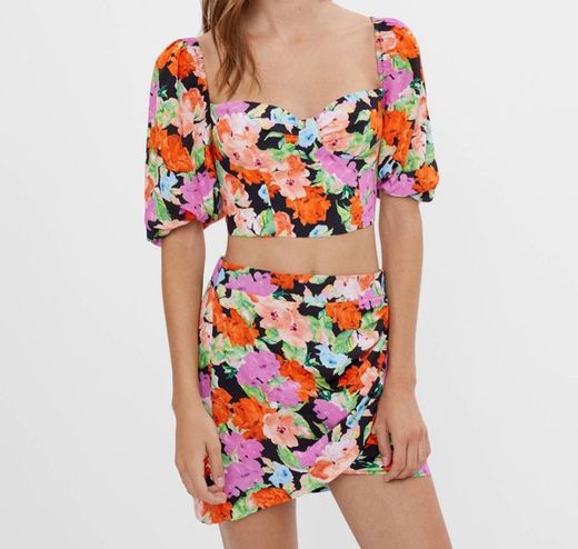 Blusa com flores e laço 