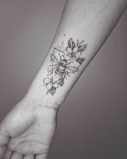 Tatuagem de abelha 🐝