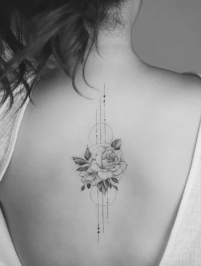 Moda Tatuagem de rosa nas costas