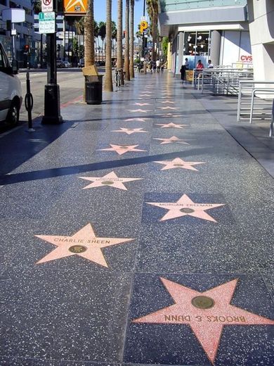 Calçada da fama fica ao longo das ruas Hollywood Boulevard !
