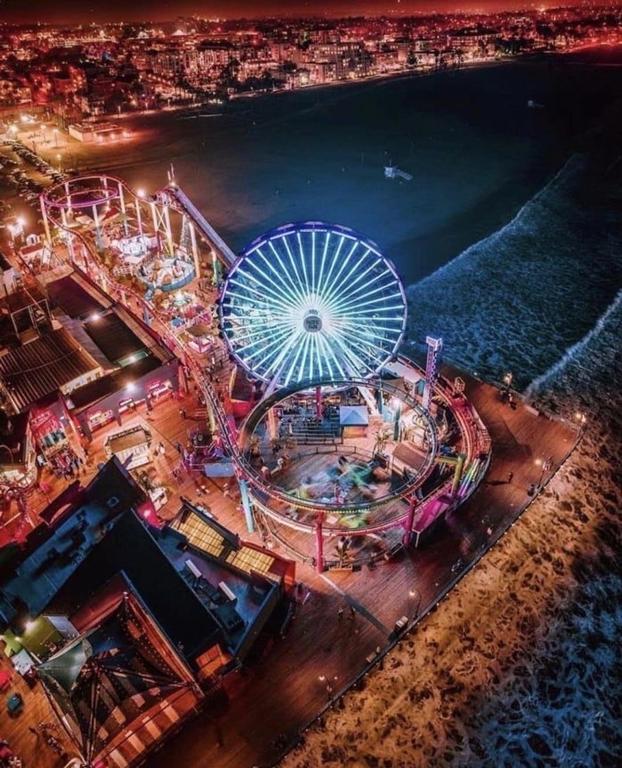 Moda Santa Monica pier está na praia de Santa Mônica, Califórnia
