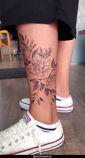 Tattoo de flores na perna 