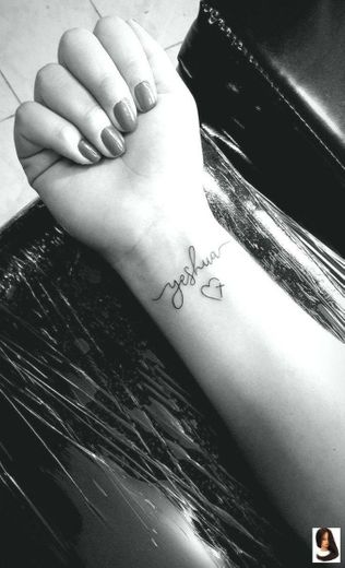 Tatuagem escrito : " YESHUA" 🙏🙏