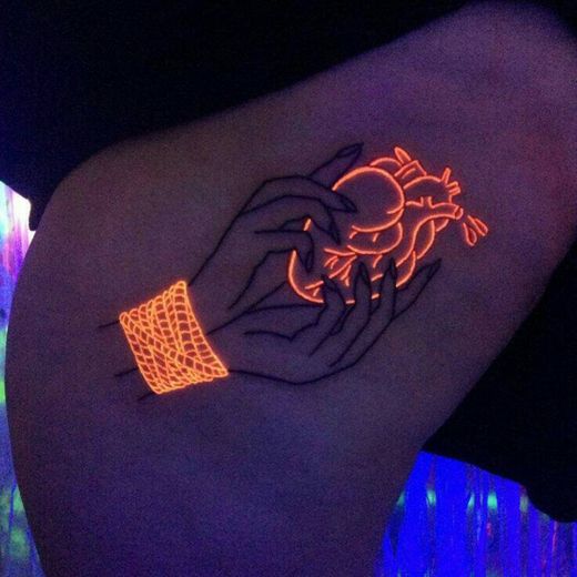 Tatuagem neon coração humano