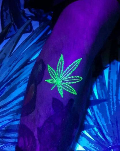 Tatuagem neon cannabis 