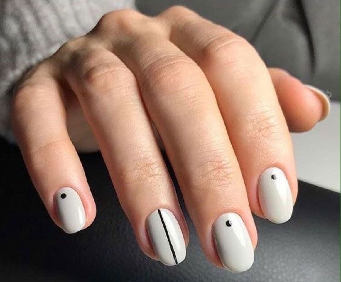 Fashion Unha minimalista com dois esmaltes simples