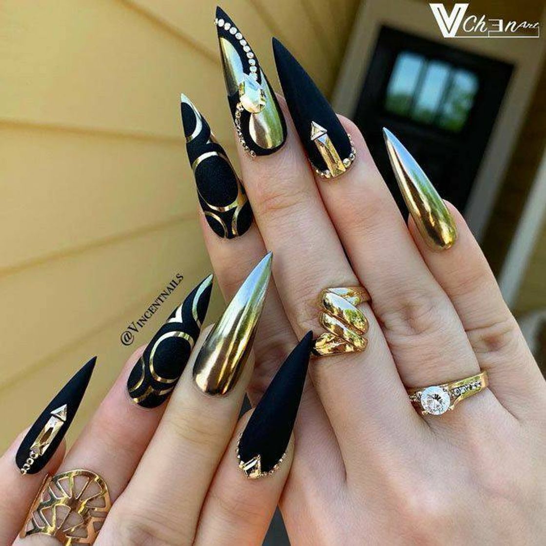 Social Unha preta com dourado 