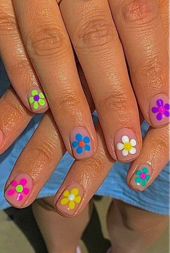 Unhas indie de florzinha coloridas