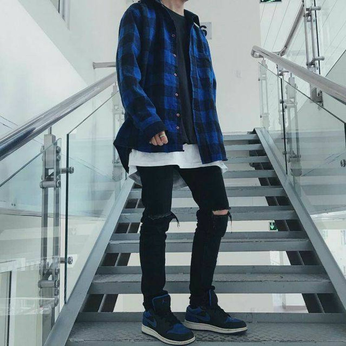 Social Blusa long line com um sobretudo em xadrez.