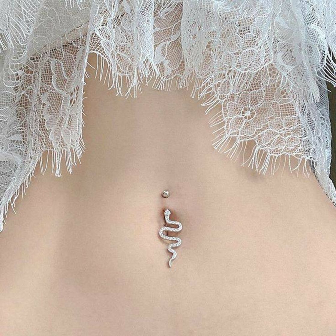 Moda Piercing snake no umbigo